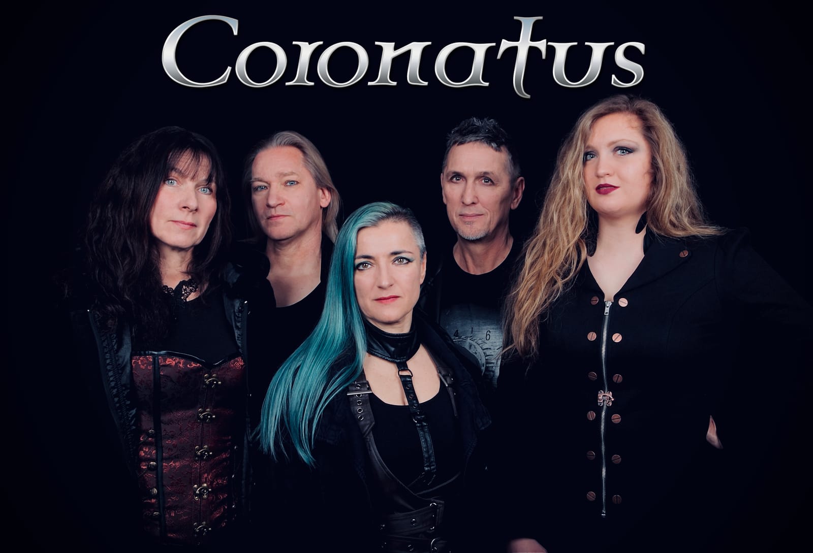 Bandfoto von Coronatus mit Schriftzug: die sechs Bandmitglieder vor schwarzem Grund, Biggi Käfer mit türkisen Haaren in der Mitte