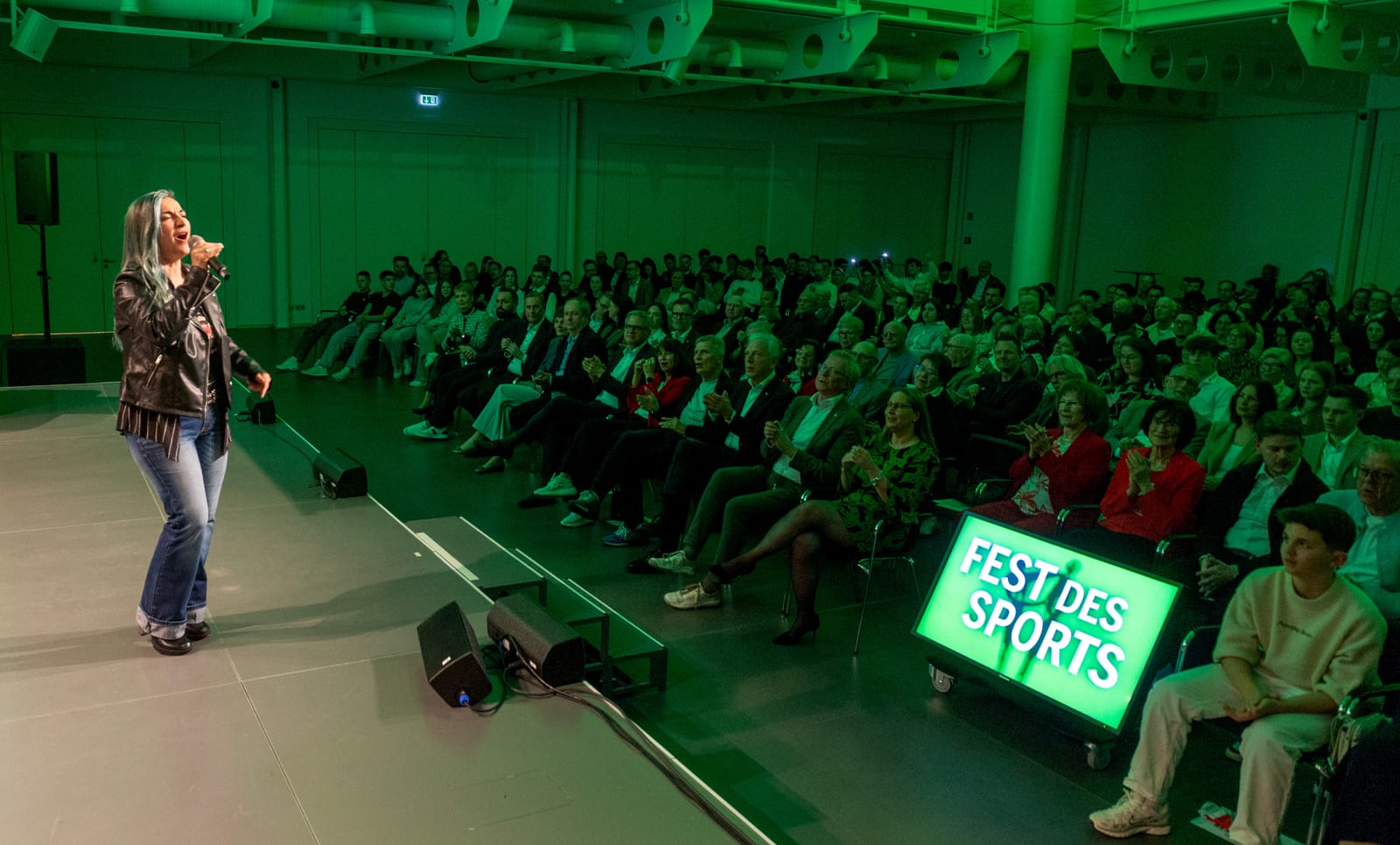 Biggi Käfer auf dem Laufsteg beim Fest des Sports, das Publikum an beiden Seiten